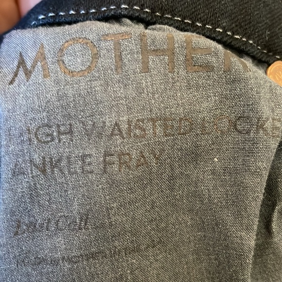 MOTHER jeans High Waisted Looker Ankle Fray. Wash: Last Call. EUC. Size 23. - Picture 6 of 6